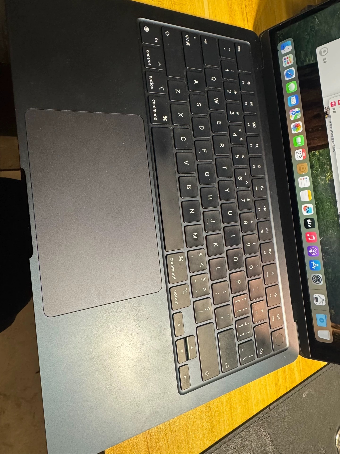 国行M2芯片MacBook Air苹果笔记本电脑，国行，M2芯片，2022款，13英寸，黑色，八核处理器，视频剪辑非常流畅。，电池容量88%。带指纹识别，流畅不